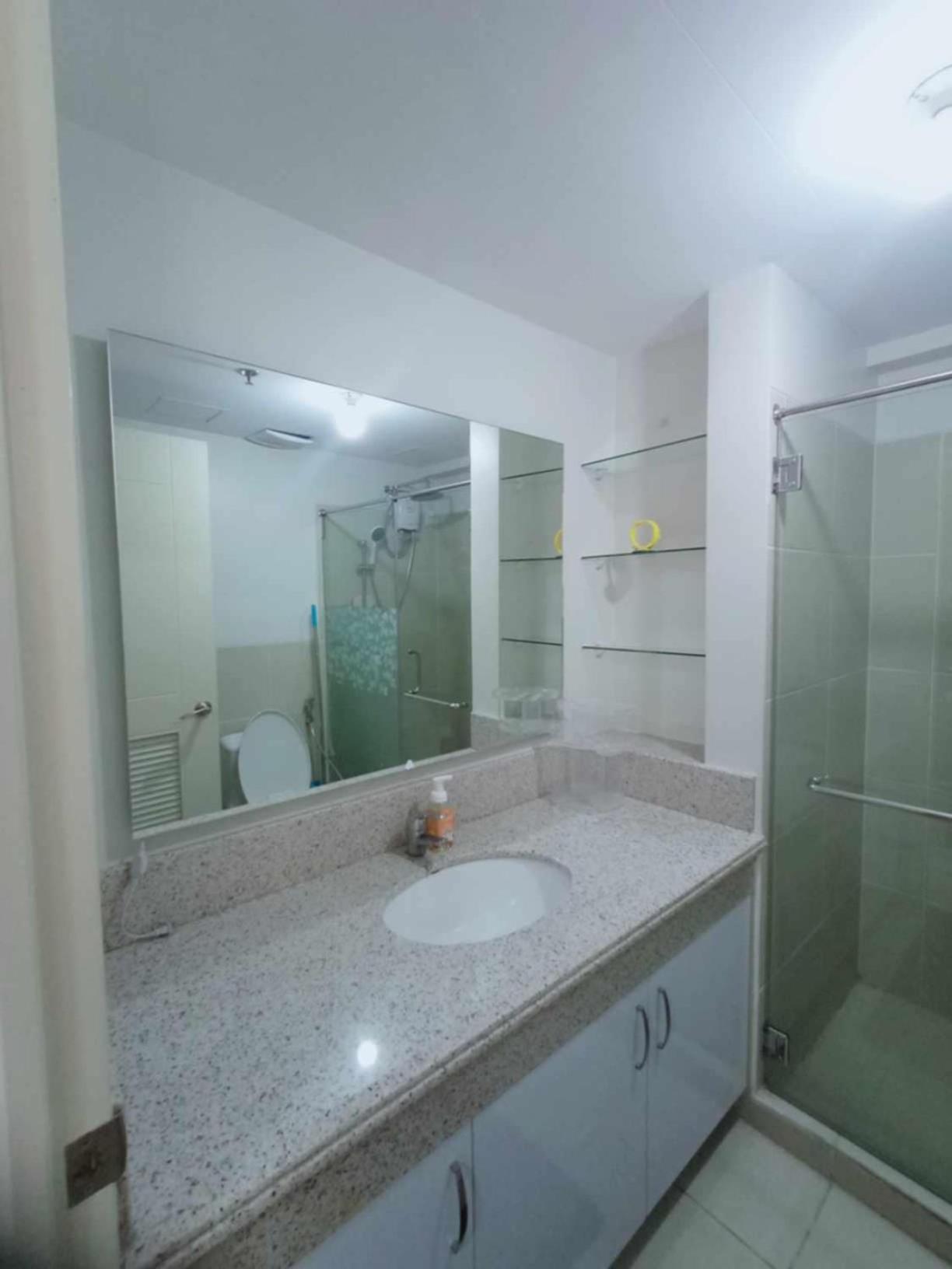 Brio Towers Condominuim Mandaluyong Esterno foto